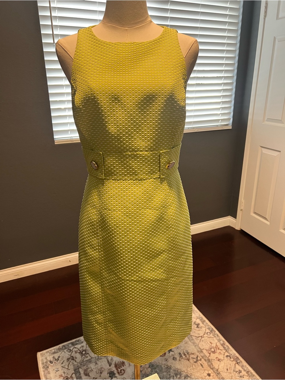 Tahari Sleeveless Textured Lime Green Sheath Dress. Size 4